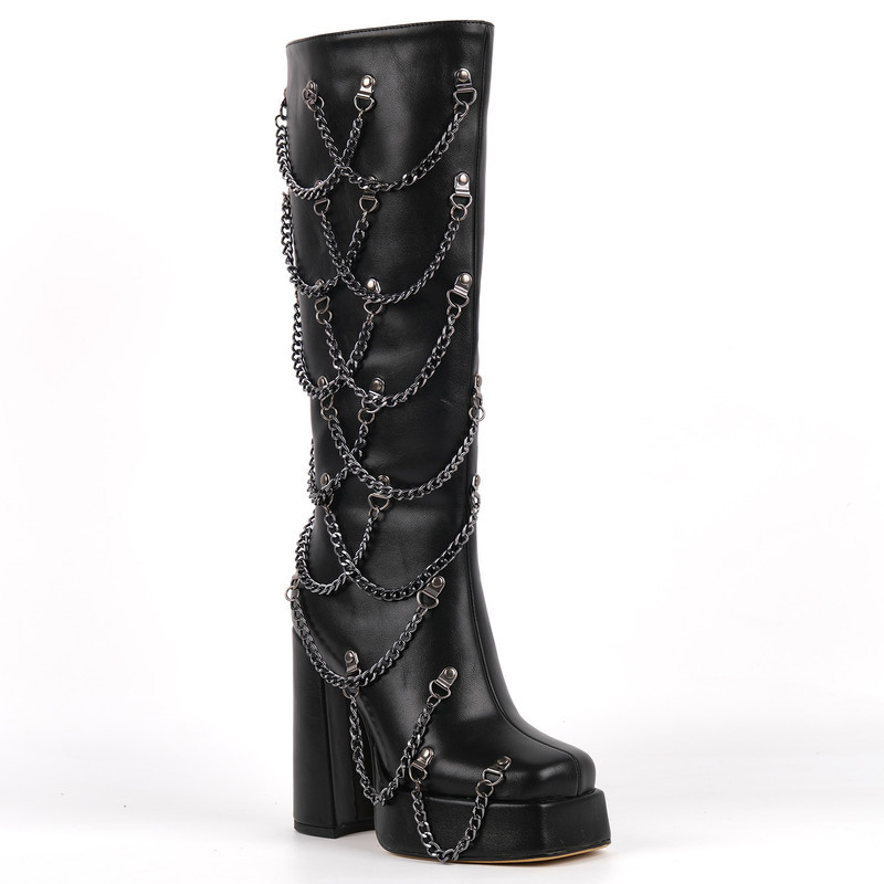 Hohe Stiefel mit quadratischer Zehenpartie und Metallkette