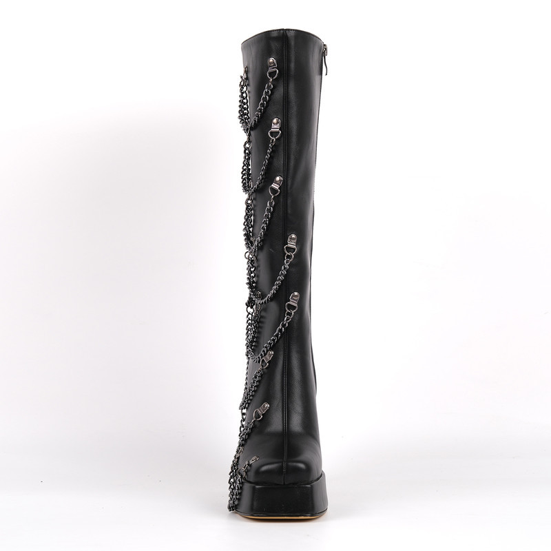 Hohe Stiefel mit quadratischer Zehenpartie und Metallkette