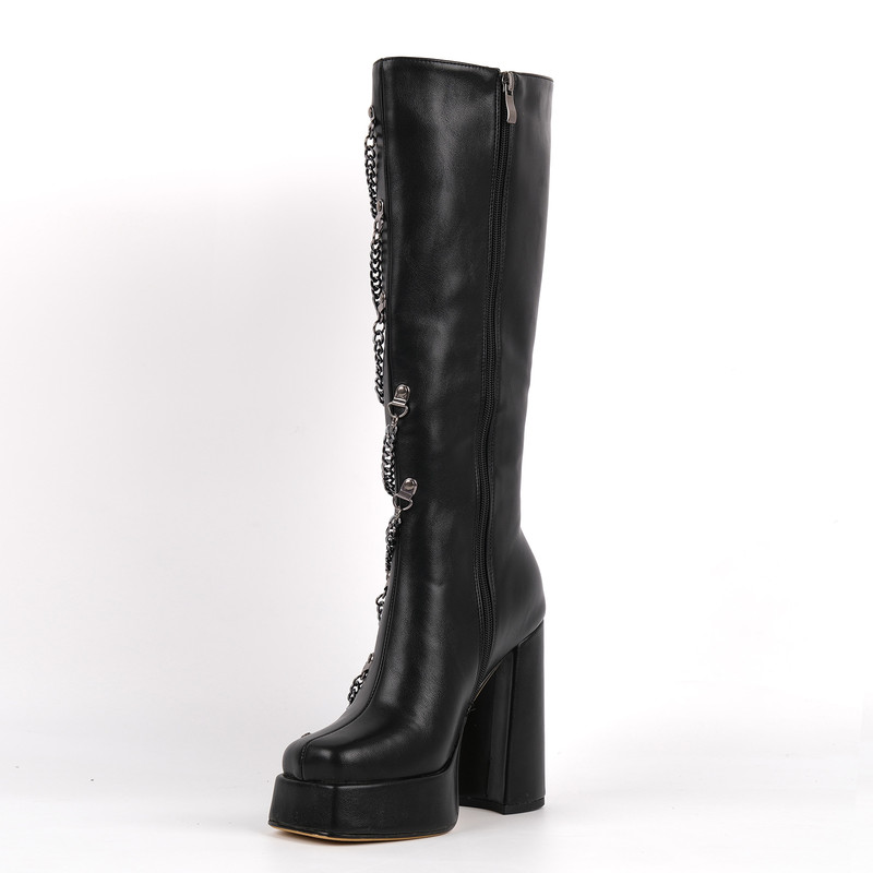 Hohe Stiefel mit quadratischer Zehenpartie und Metallkette