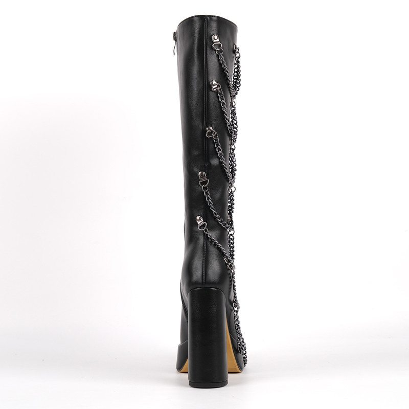 Hohe Stiefel mit quadratischer Zehenpartie und Metallkette