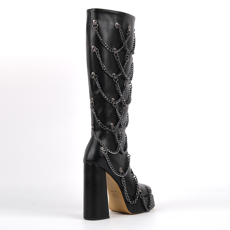 Hohe Stiefel mit quadratischer Zehenpartie und Metallkette