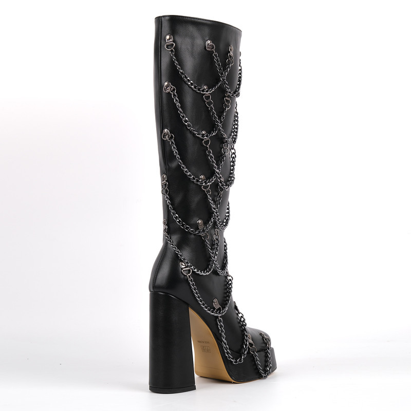 Hohe Stiefel mit quadratischer Zehenpartie und Metallkette