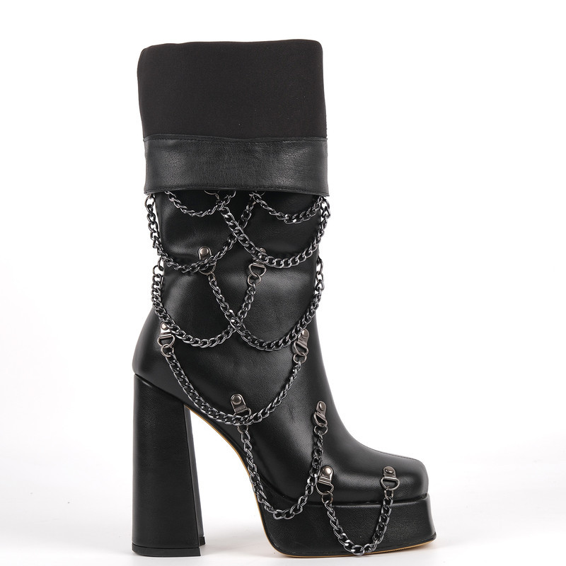 Hohe Stiefel mit quadratischer Zehenpartie und Metallkette