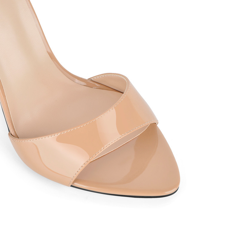 Spitz zulaufende Lackleder Sandalen und Pantoletten