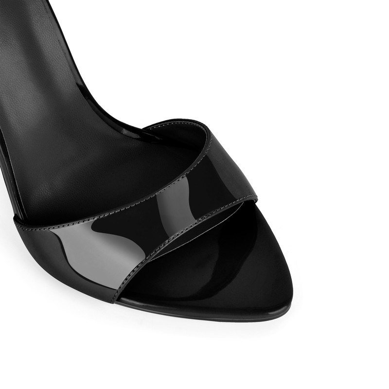 Spitz zulaufende Lackleder Sandalen und Pantoletten