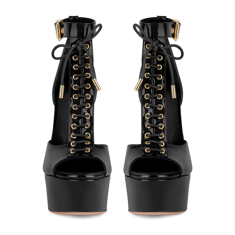 Sandalen mit Schnallen und T-Riemen