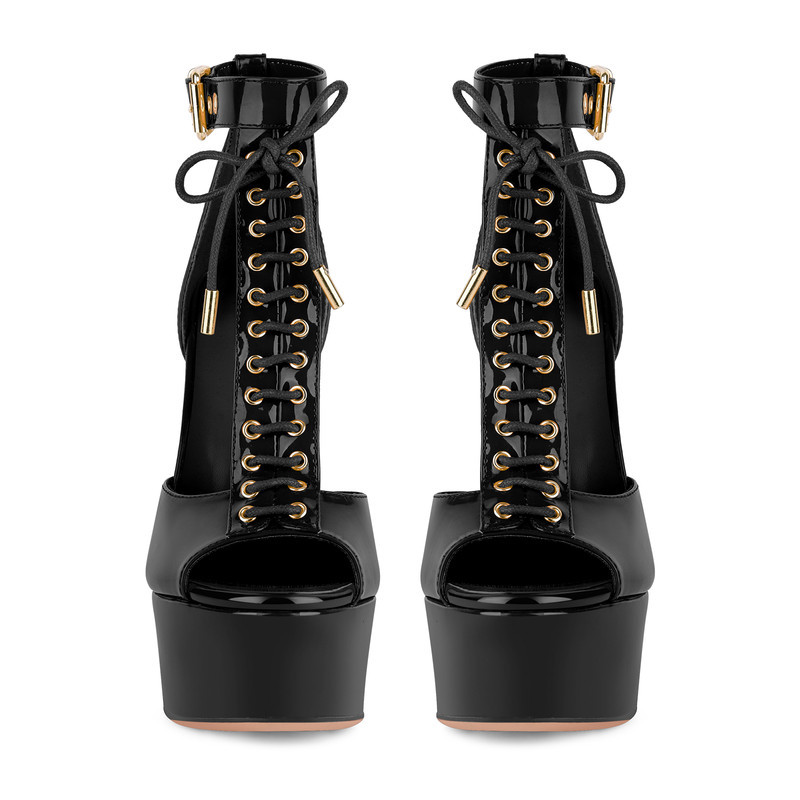 Sandalen mit Schnallen und T-Riemen