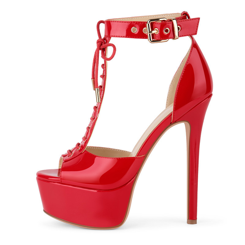 Sandalen mit Schnallen und T-Riemen