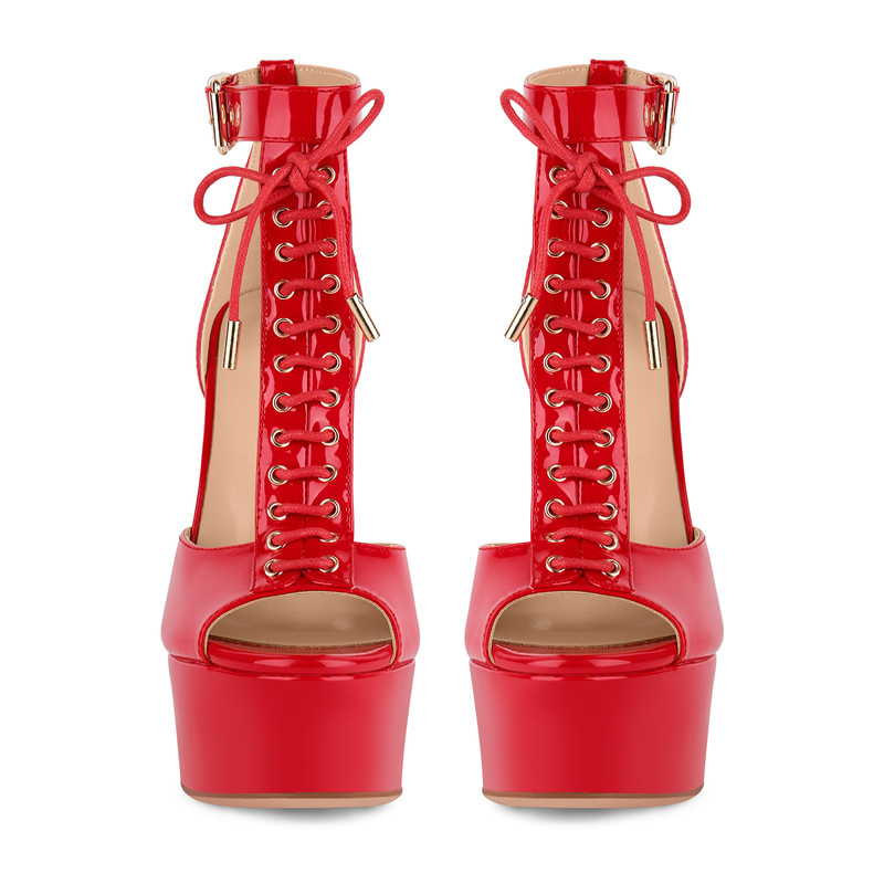 Sandalen mit Schnallen und T-Riemen