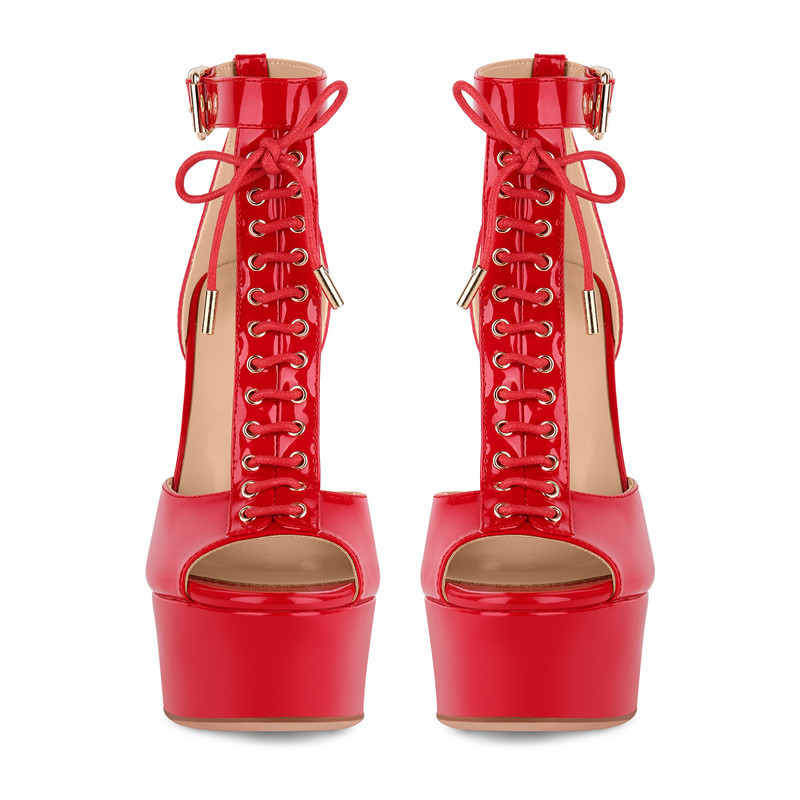 Sandalen mit Schnallen und T-Riemen