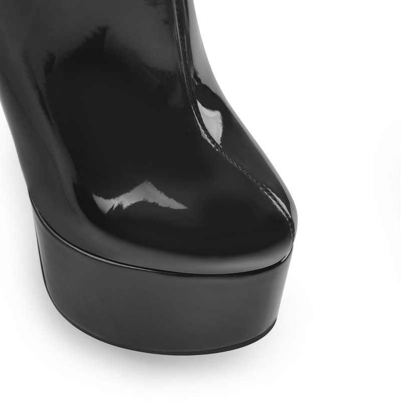 Stiefeletten mit spitzer Zehenpartie und Riemen
