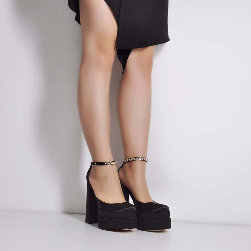 Plateau Pumps mit klobigem Absatz und Strasssteinen