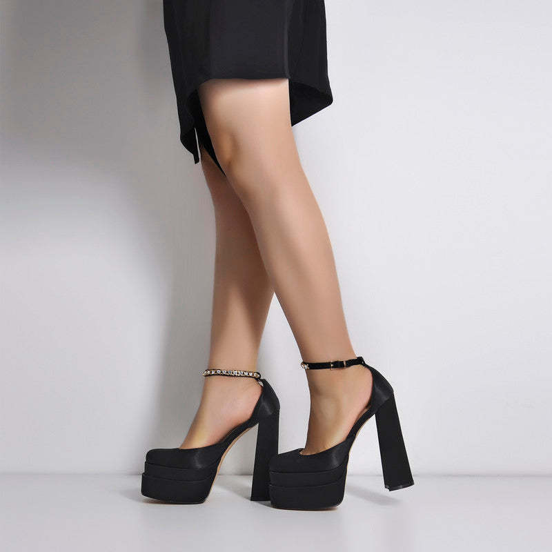 Plateau Pumps mit klobigem Absatz und Strasssteinen