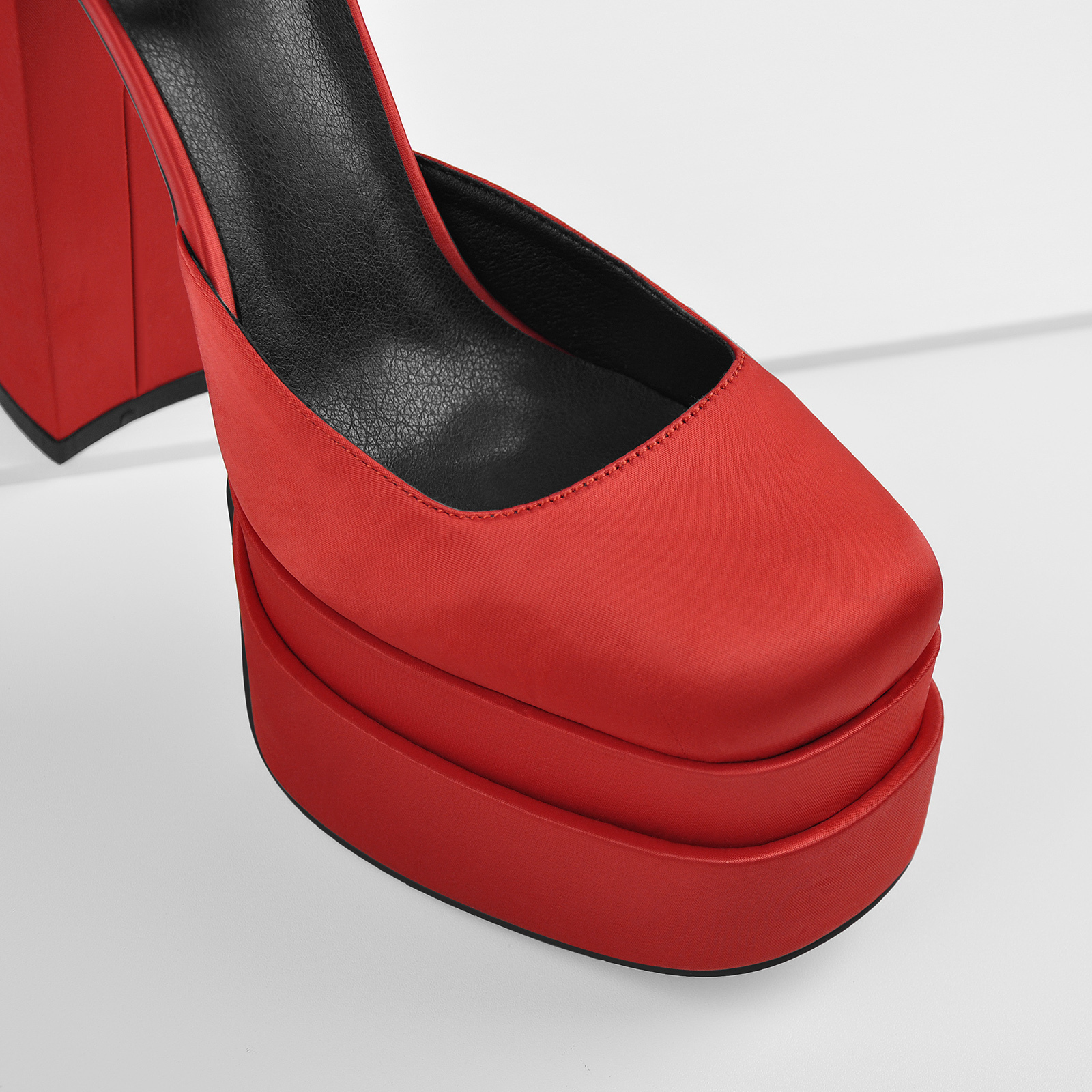 Plateau Pumps mit klobigem Absatz und Strasssteinen