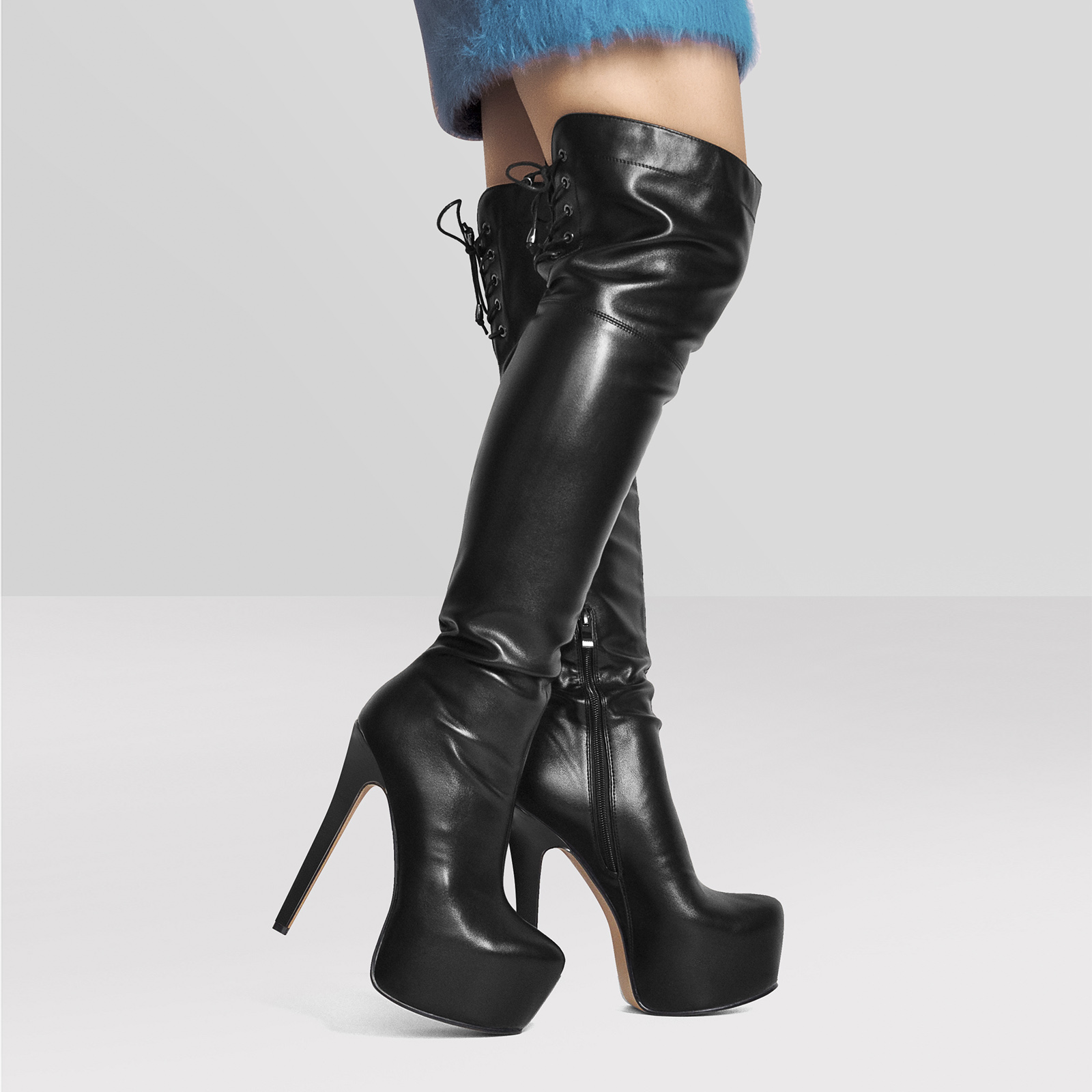 Overknee Stiefel aus Kunstleder mit Plateauabsatz und hohen Absätzen