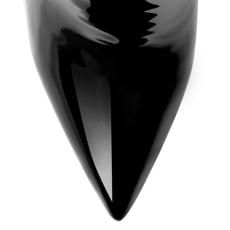 Spitze Stiefel aus Lackleder mit seitlichem Reißverschluss bis zum Knie