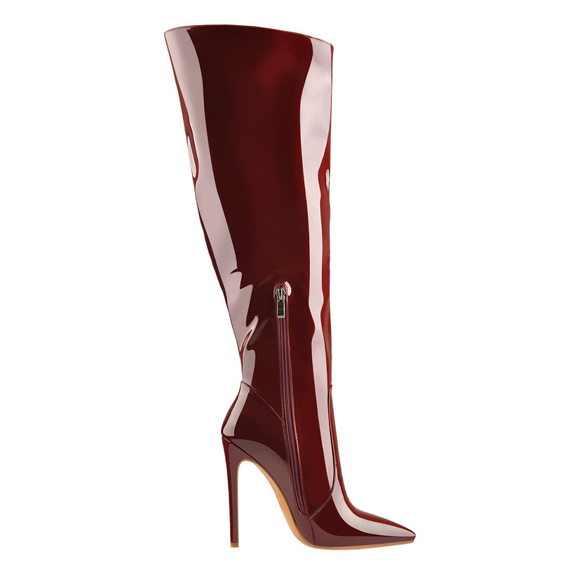 Spitze Stiefel aus Lackleder mit seitlichem Reißverschluss bis zum Knie