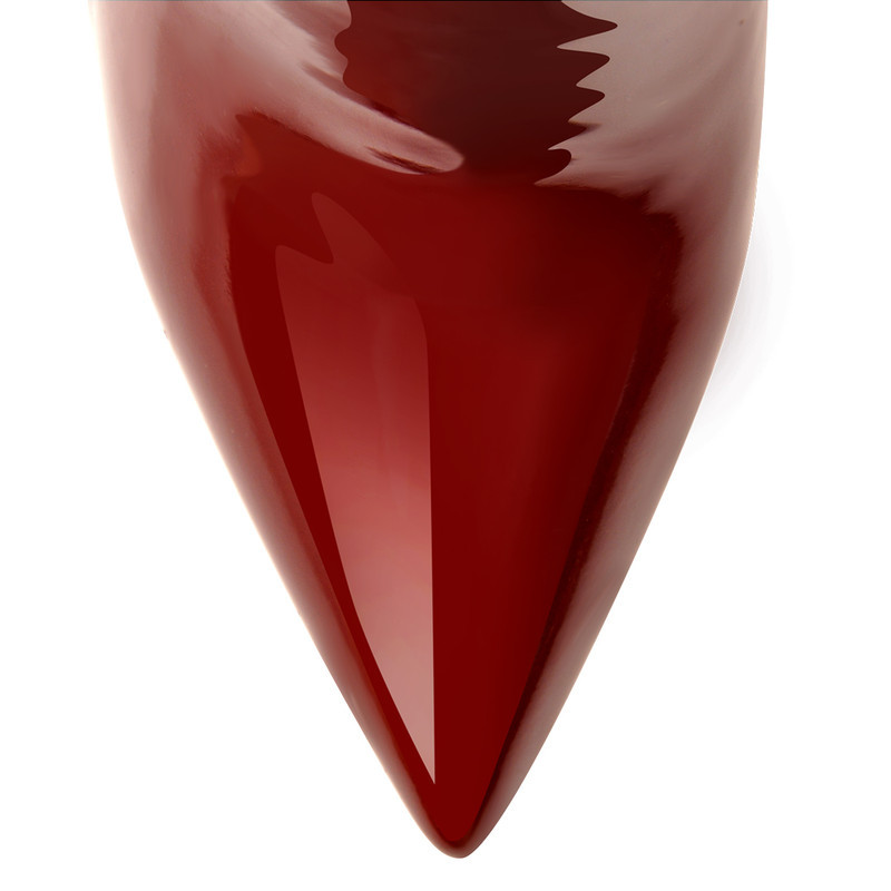 Spitze Stiefel aus Lackleder mit seitlichem Reißverschluss bis zum Knie