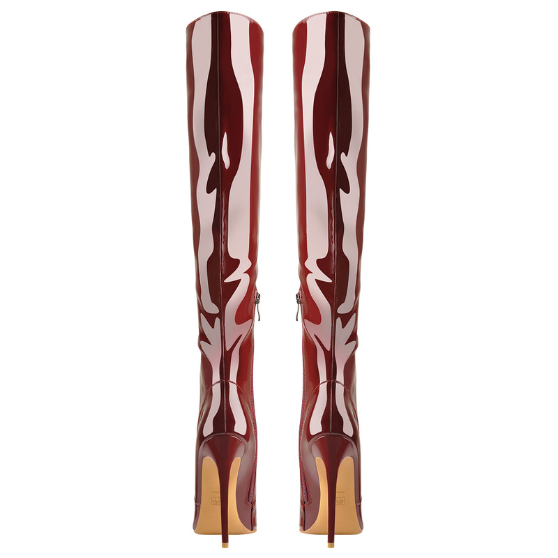 Spitze Stiefel aus Lackleder mit seitlichem Reißverschluss bis zum Knie