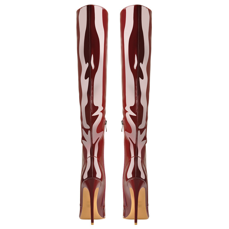 Spitze Stiefel aus Lackleder mit seitlichem Reißverschluss bis zum Knie