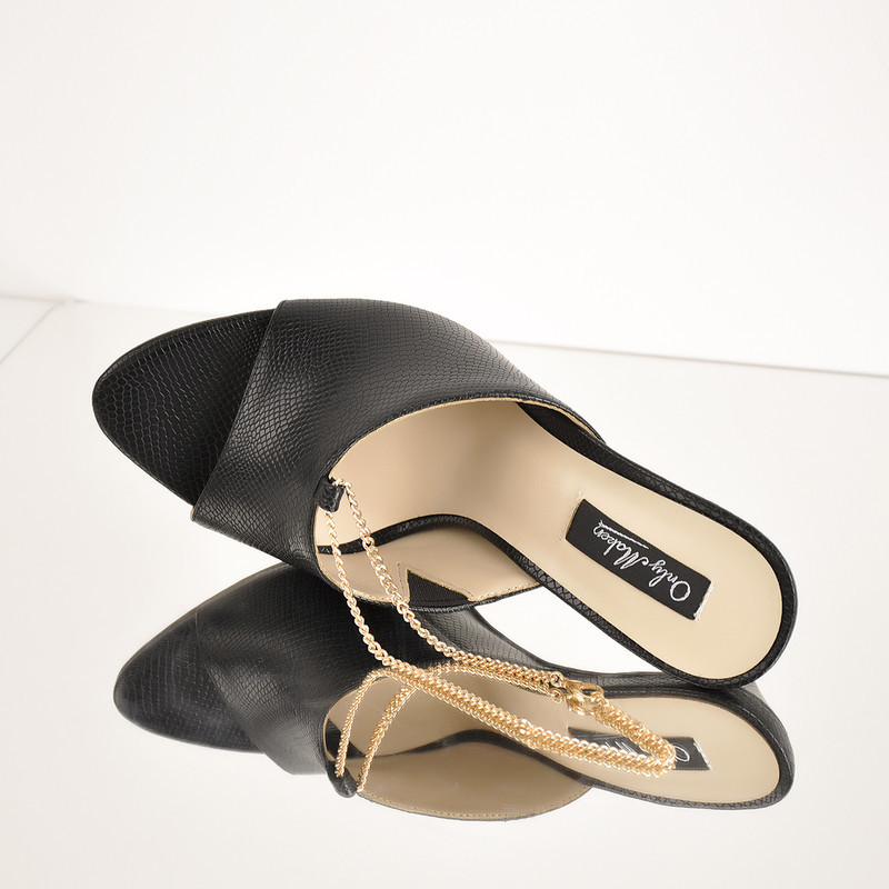 Schwarze Schlange Goldene Kette Offene Zehensandalen Mules