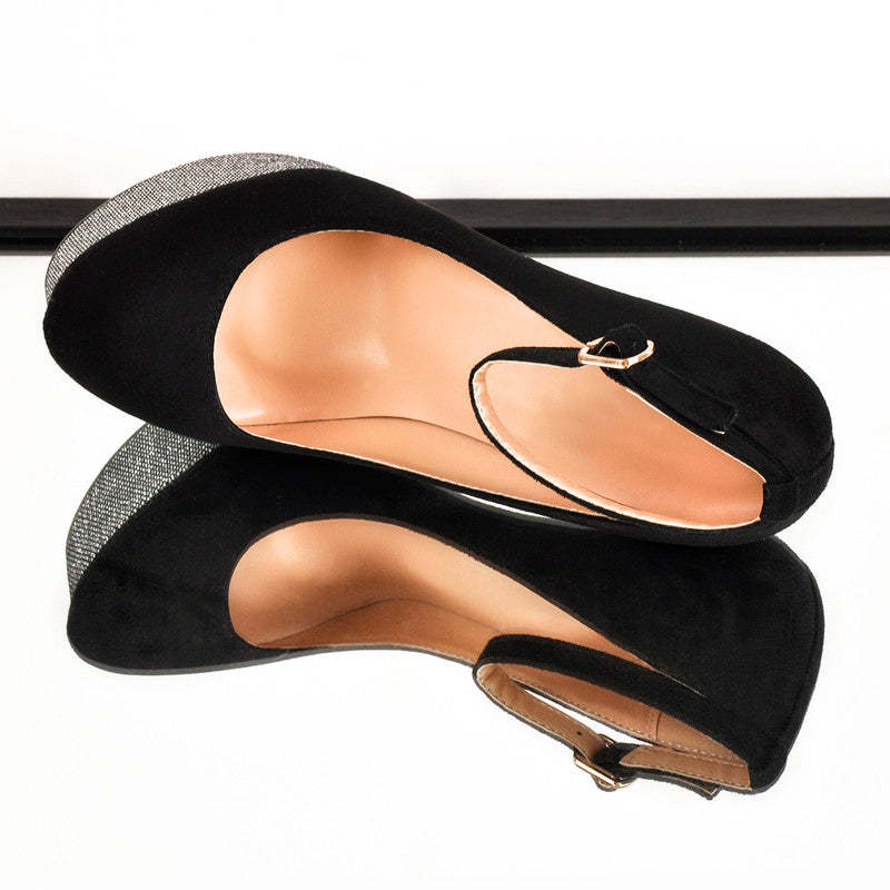 Plateaupumps mit Stilettoabsatz und runder Spitze