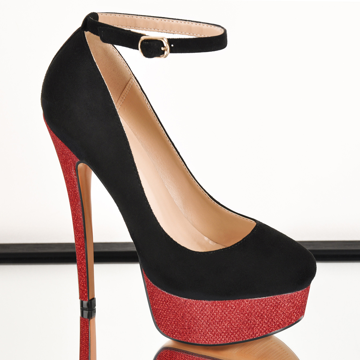 Plateaupumps mit Stilettoabsatz und runder Spitze