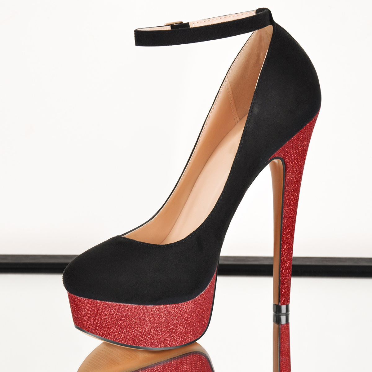 Plateaupumps mit Stilettoabsatz und runder Spitze