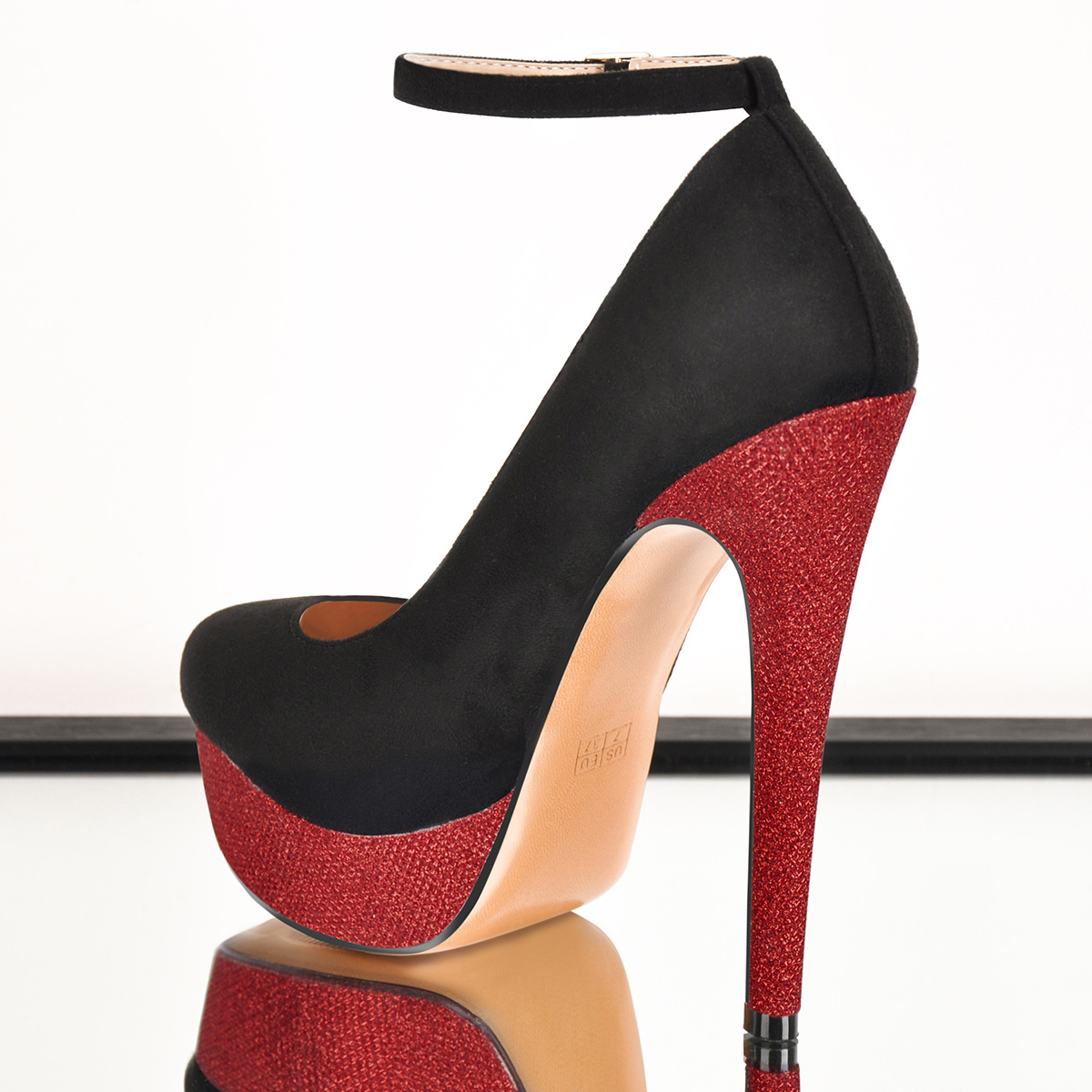 Plateaupumps mit Stilettoabsatz und runder Spitze