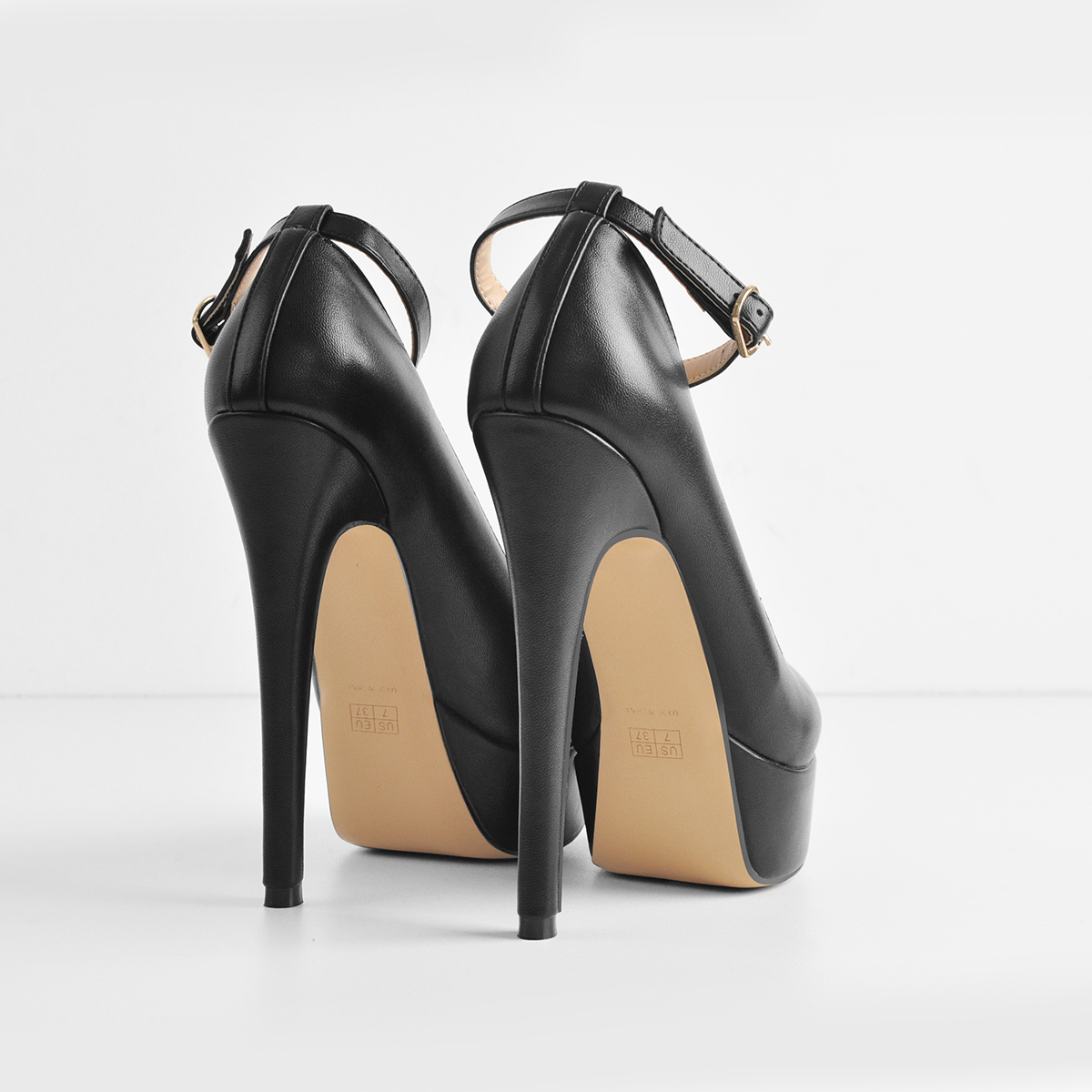 Plateaupumps mit Stilettoabsatz und runder Spitze