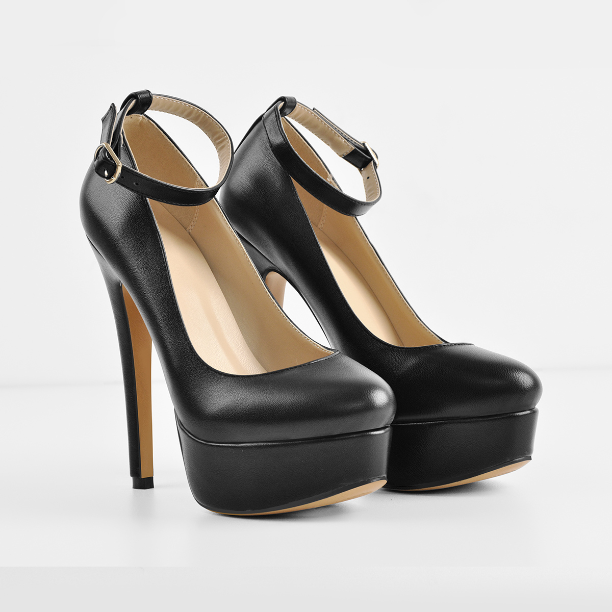Plateaupumps mit Stilettoabsatz und runder Spitze