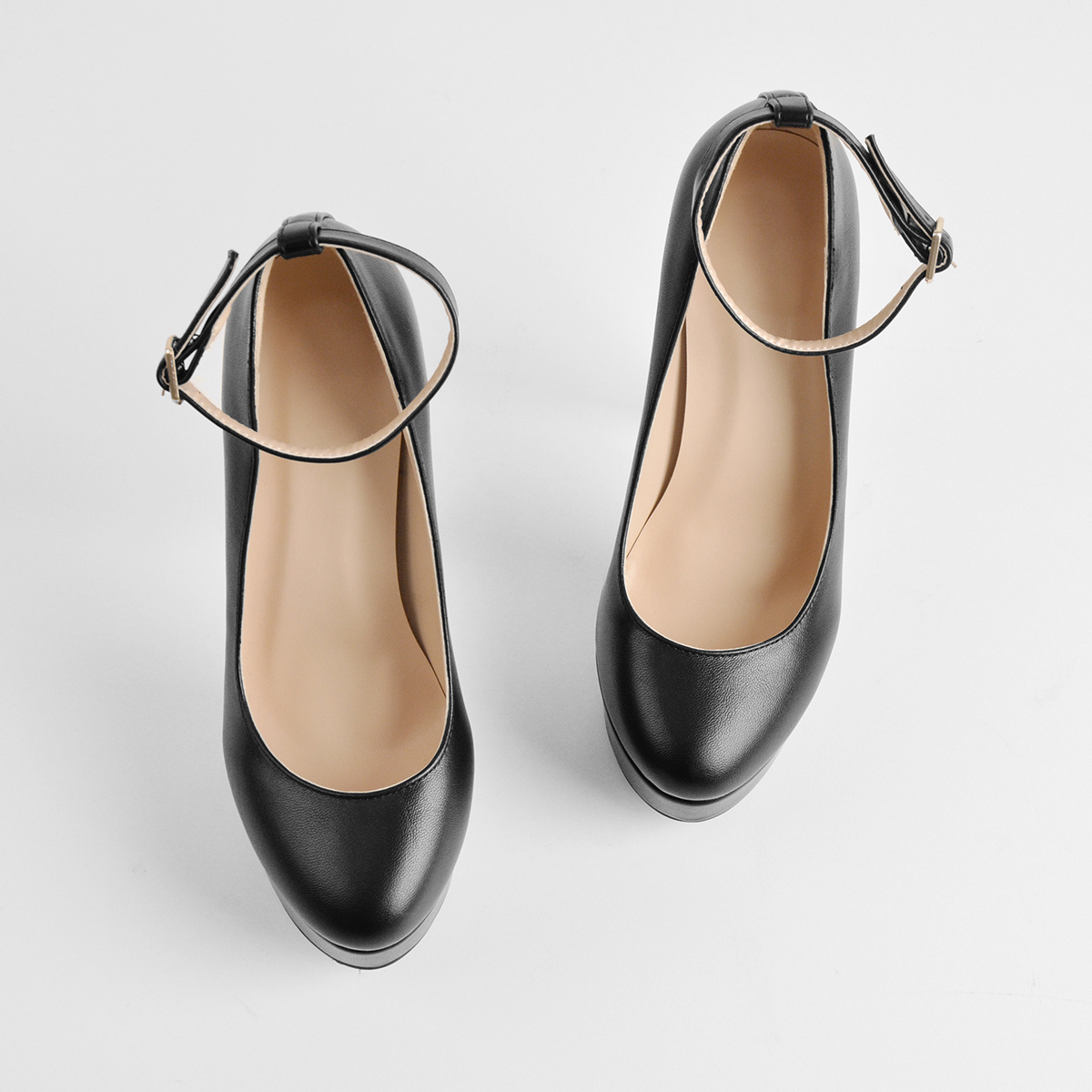 Plateaupumps mit Stilettoabsatz und runder Spitze