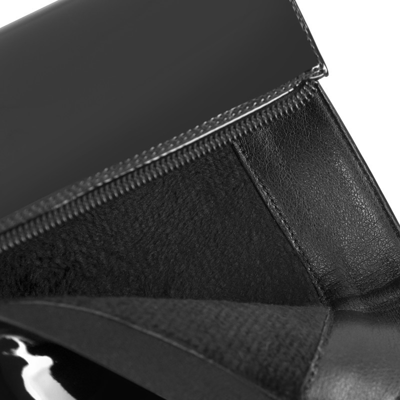 Stöckelschuhe mit spitzer Zehe und Lackstiefeln