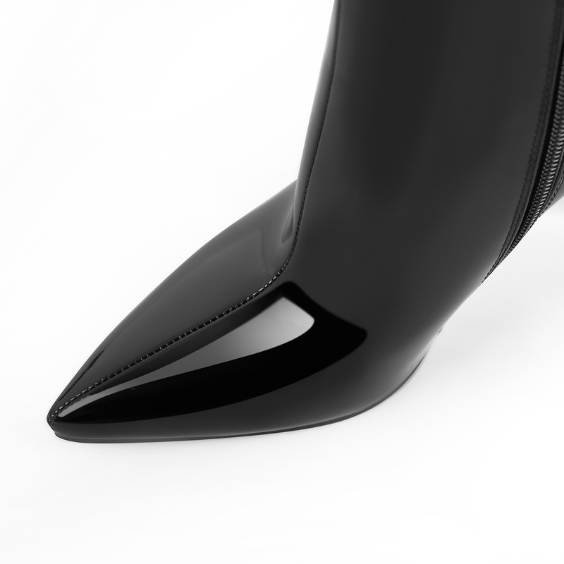 Stöckelschuhe mit spitzer Zehe und Lackstiefeln