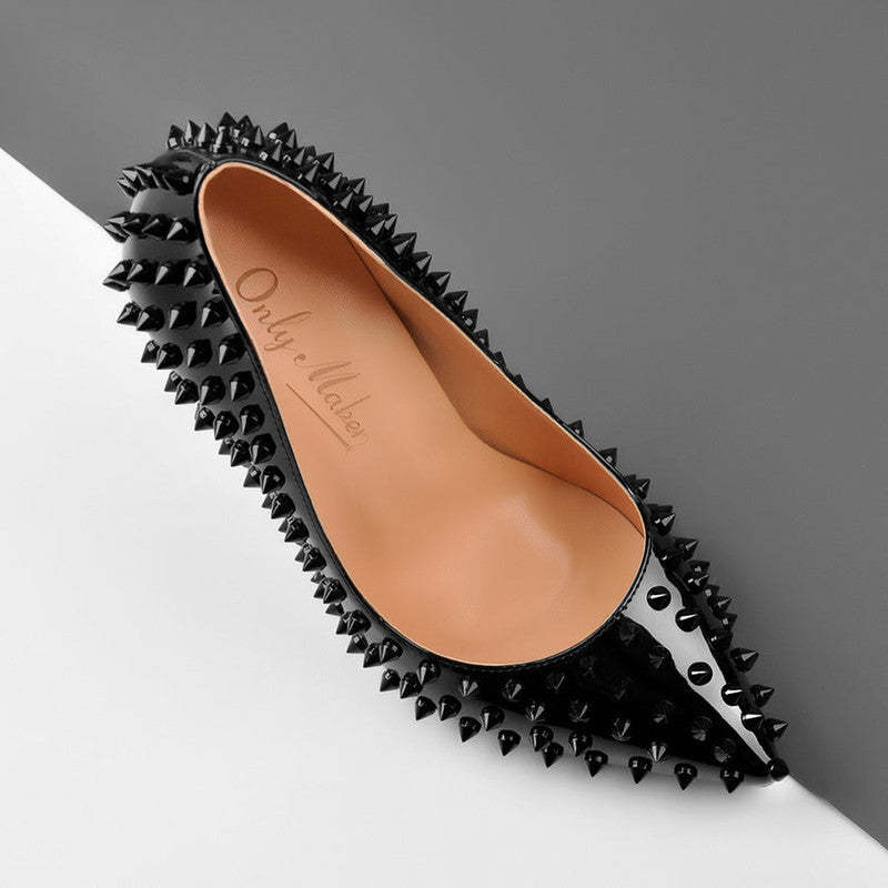 Pumps mit spitzer Zehenpartie und Nieten