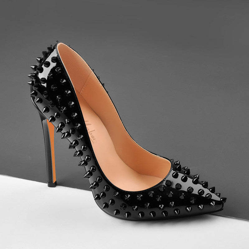 Pumps mit spitzer Zehenpartie und Nieten