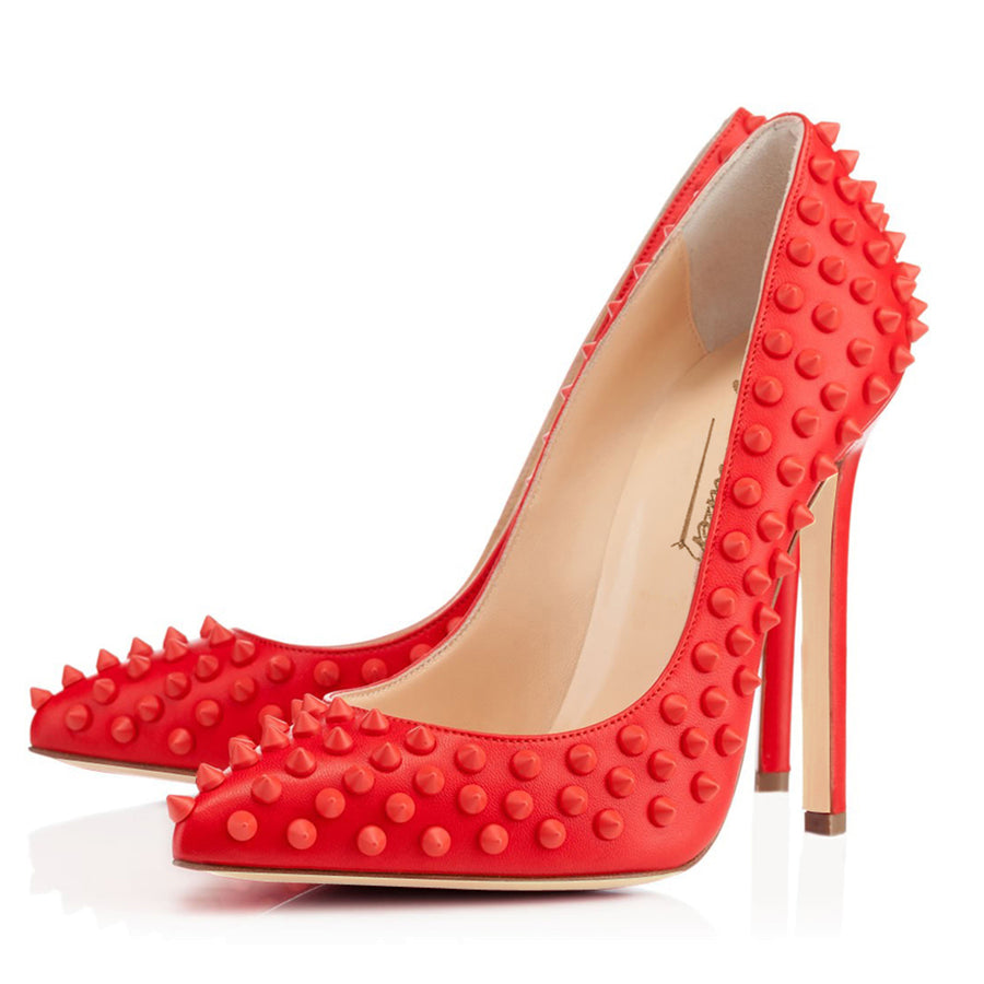 Pumps mit spitzer Zehenpartie und Nieten