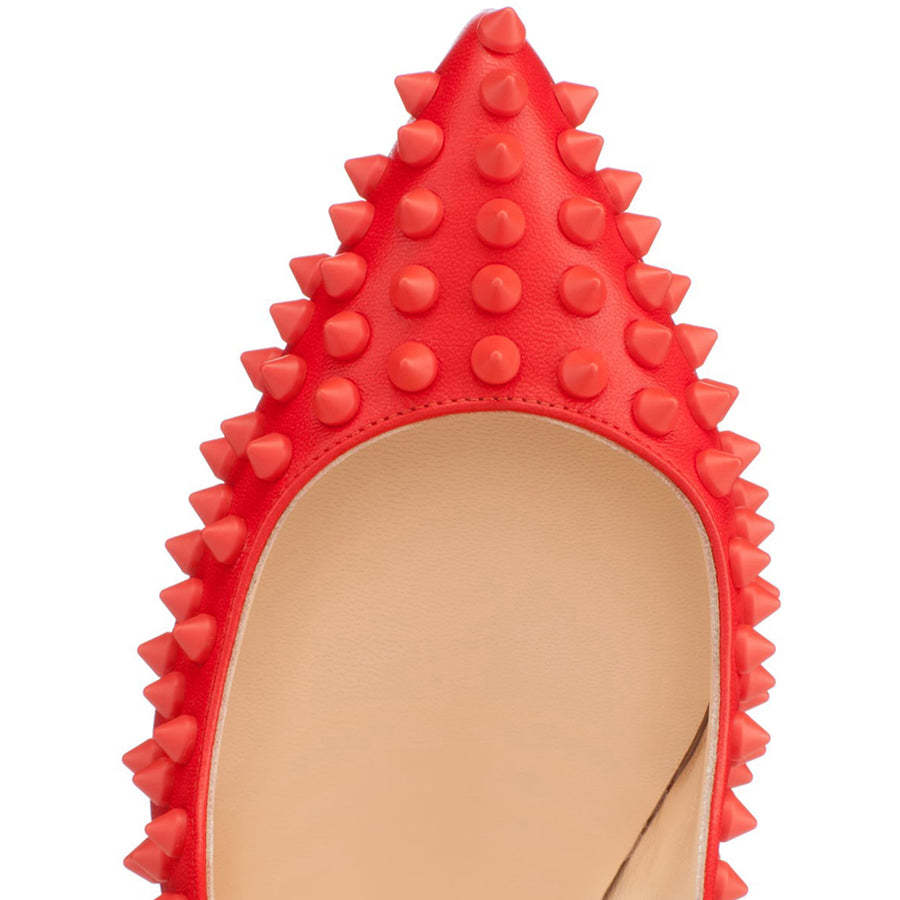 Pumps mit spitzer Zehenpartie und Nieten