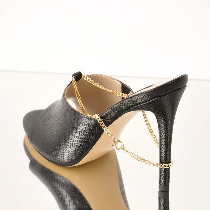 Schwarze Schlange Goldene Kette Offene Zehensandalen Mules