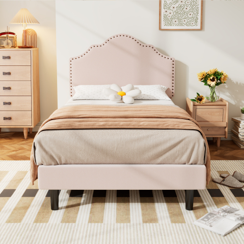 Elegantes, geschwungenes rosafarbenes Einzelbett, verziert mit exquisiten Nieten-OKWISH