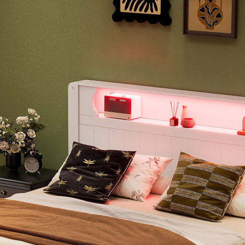 Doppelbett mit offenen Regalen und stimmungsvoller Beleuchtung-OKWISH