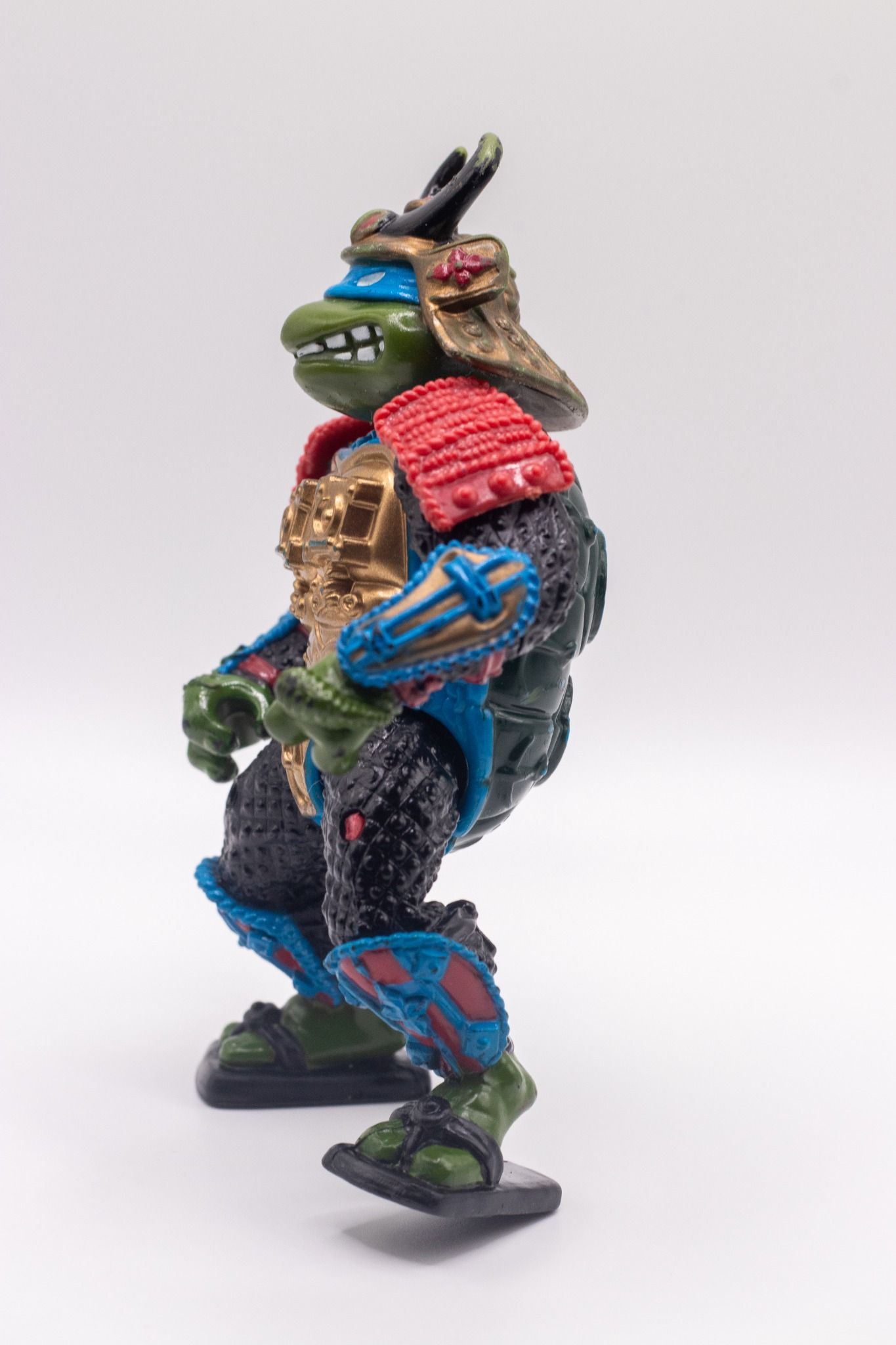 Left side profile of Samurai Leo action figure with visible red shoulder pad