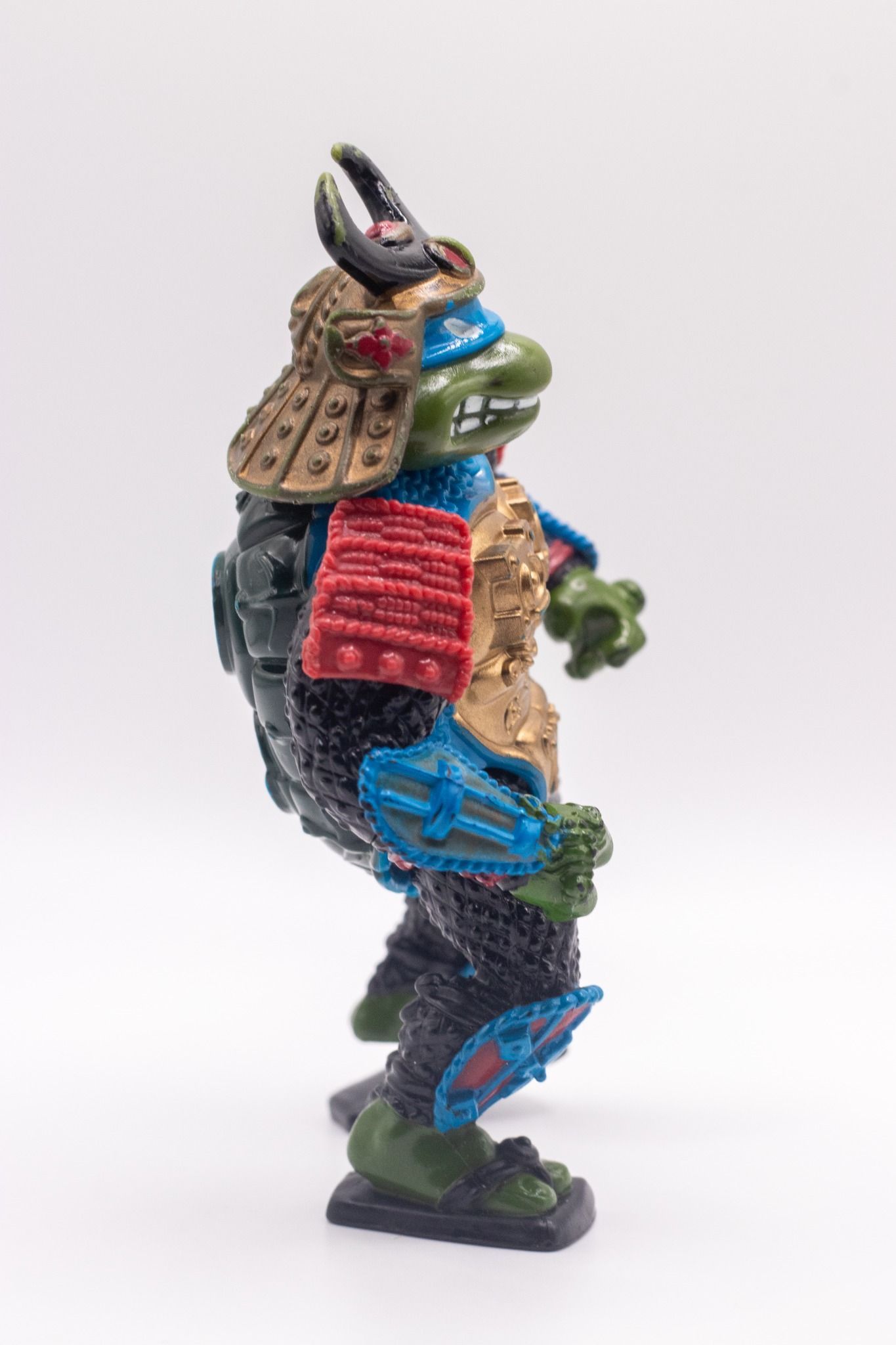 Right side profile of Samurai Leo action figure in angled stance