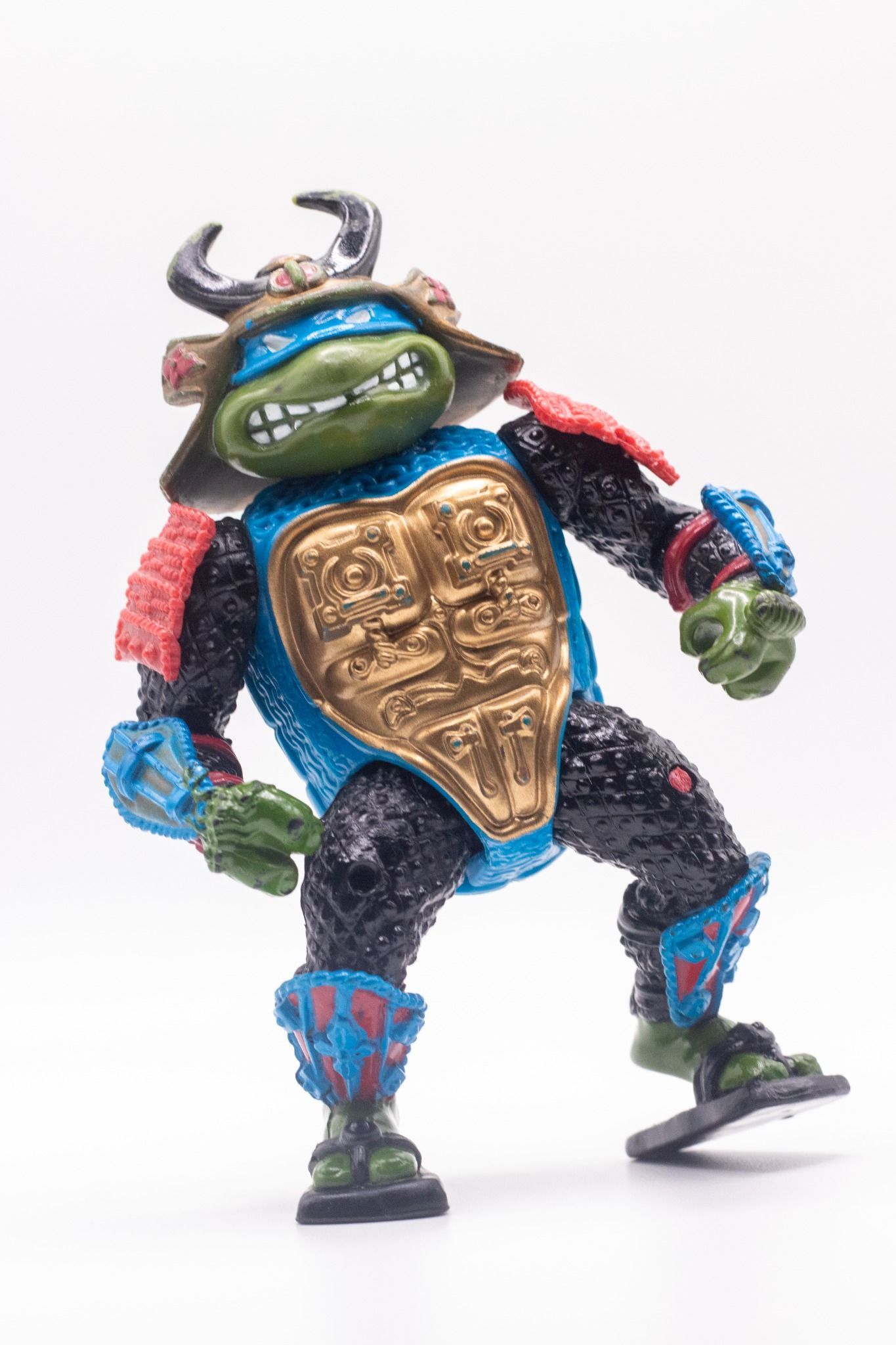 Dynamic front-angled pose of Samurai Leo action figure showing red shoulder pads