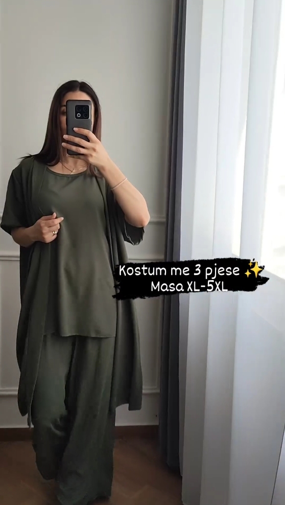 Casual solid color three-piece suit