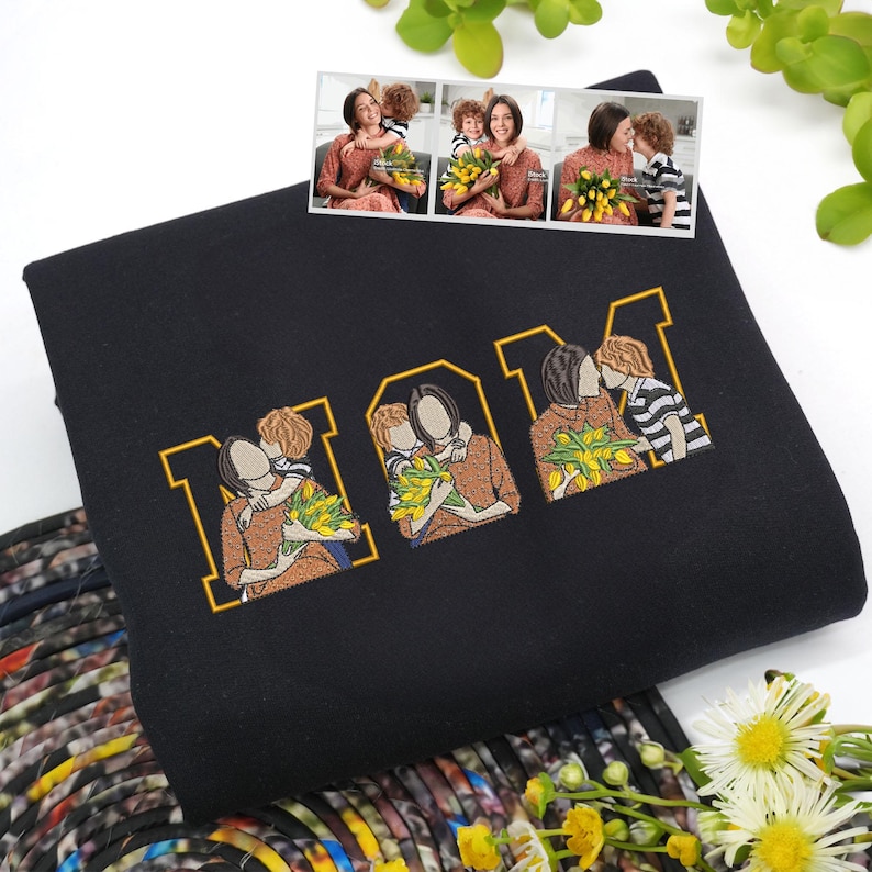 🎨💖 Custom Family Portrait Embroidered Sweatshirt – A Special Gift for Mom and Dad Featuring Kids' Drawing & Nicknames on Sleeves