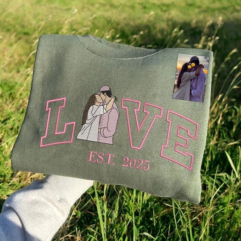 Your Photo, Your LOVE – Custom Couple Hoodies for a Memorable Valentine’s 💑