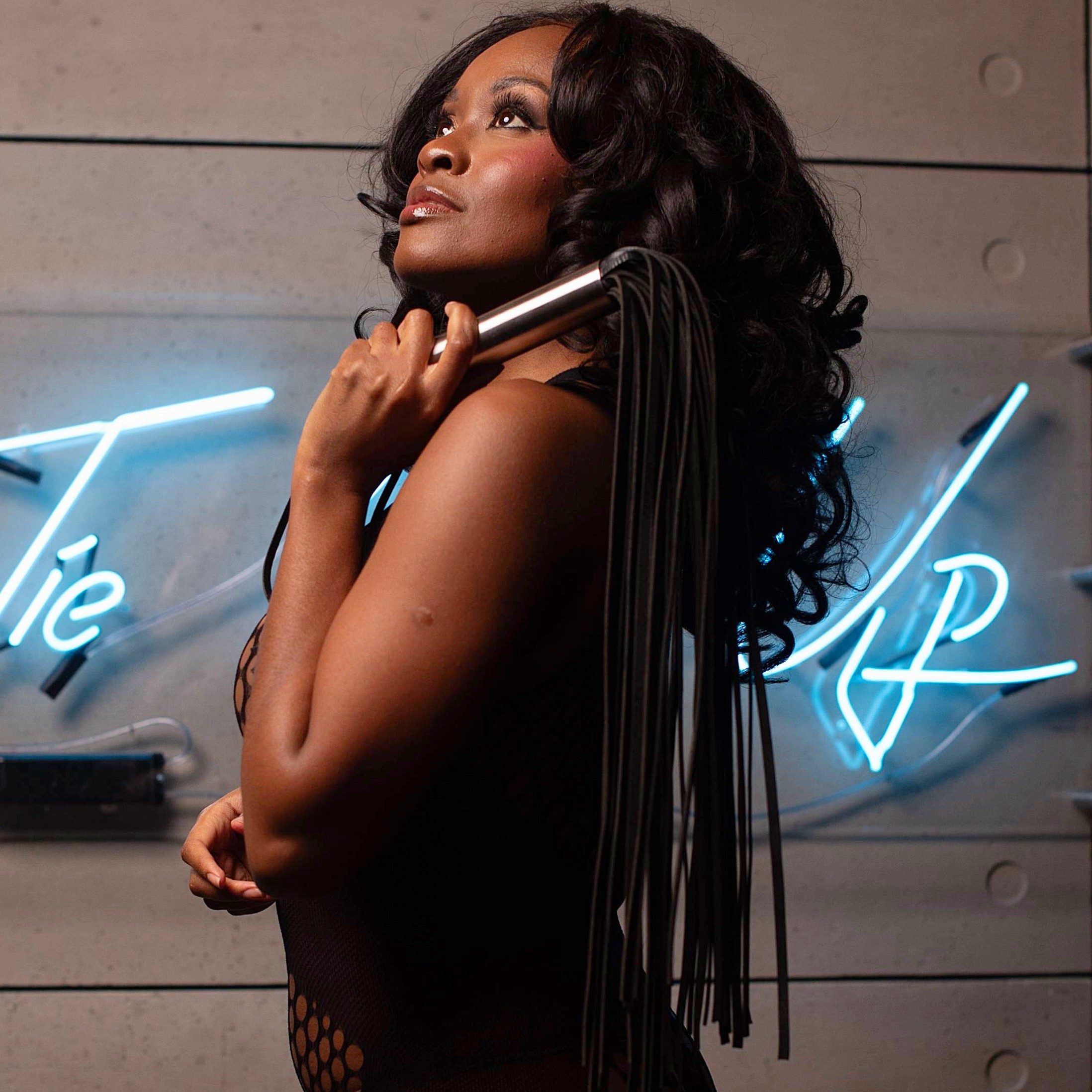 Uberkinky Titus Handle Cat 12 Tail Whip | 29 Inches