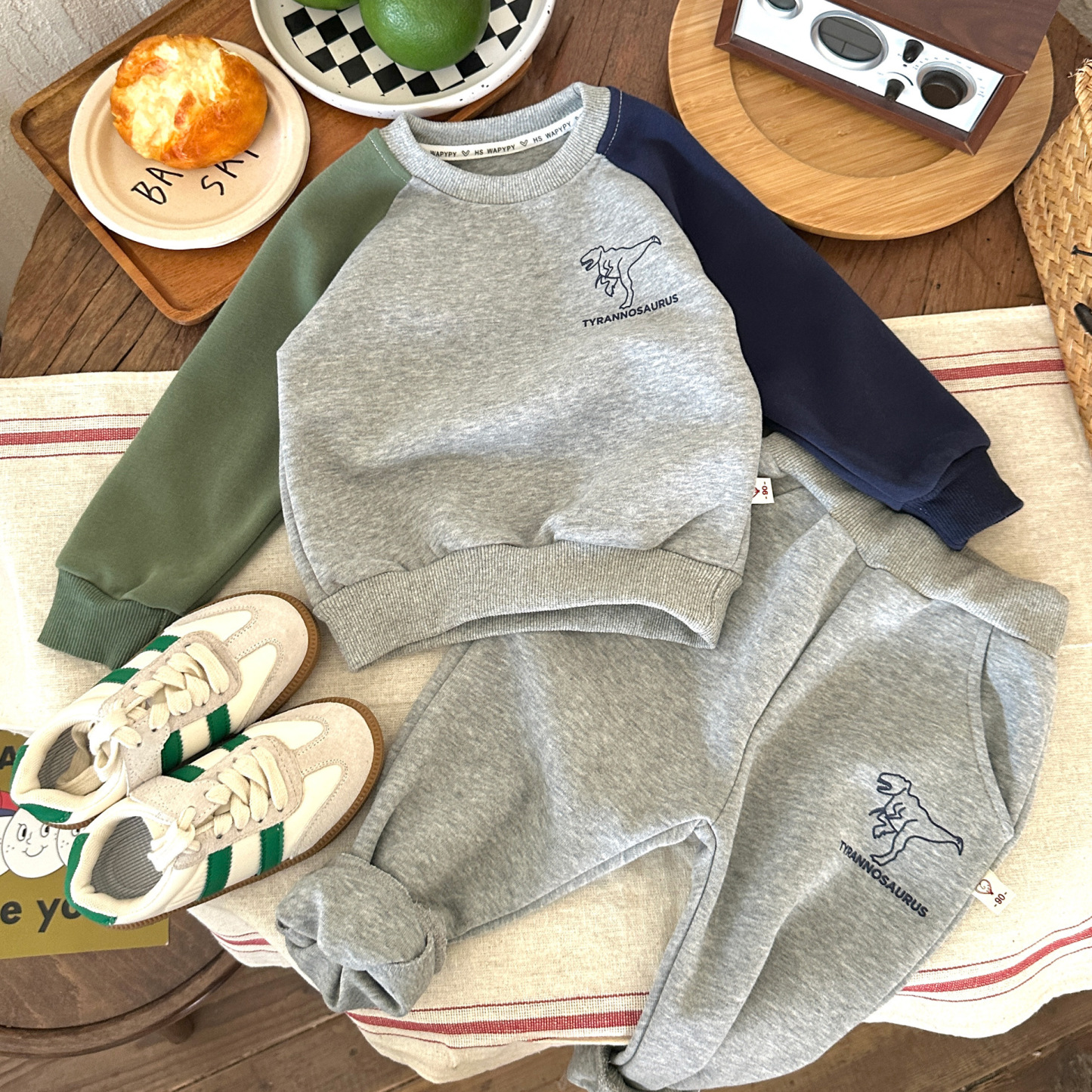 2pcs Baby Dinosaur Sweatshirt and Pant Set