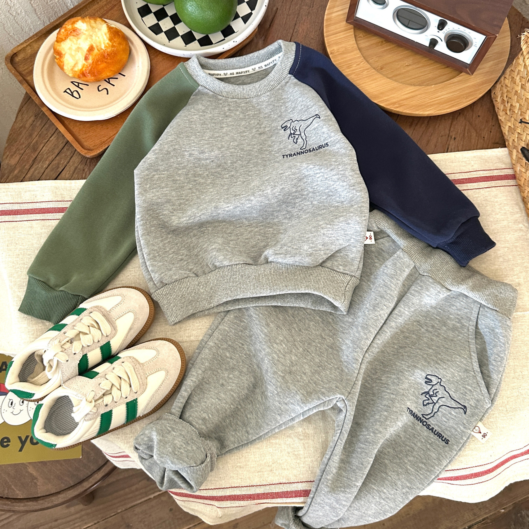 2pcs Baby Dinosaur Sweatshirt and Pant Set